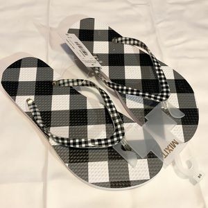 New mix it “gingham” plaid print flip flops. Sz 5/6